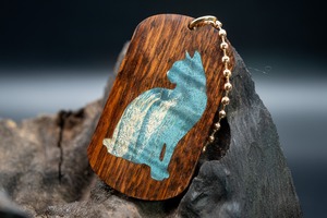 【 木のダイヤモンド 】スネークウッド ドッグタグ象嵌 優雅に座る猫