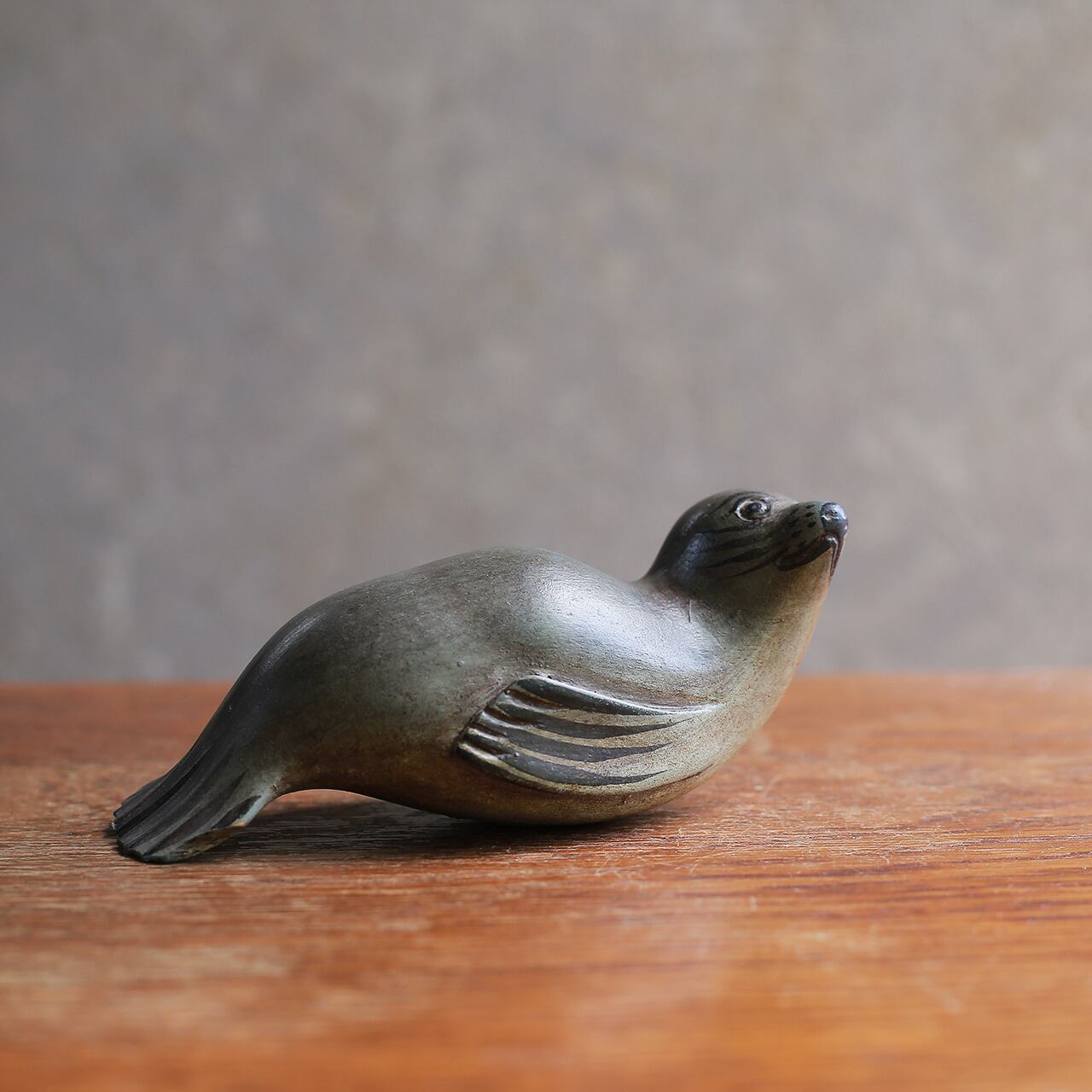 遠くを見つめて微笑む、木彫りのアザラシ 1 | 木と、輝と。| 一点もの