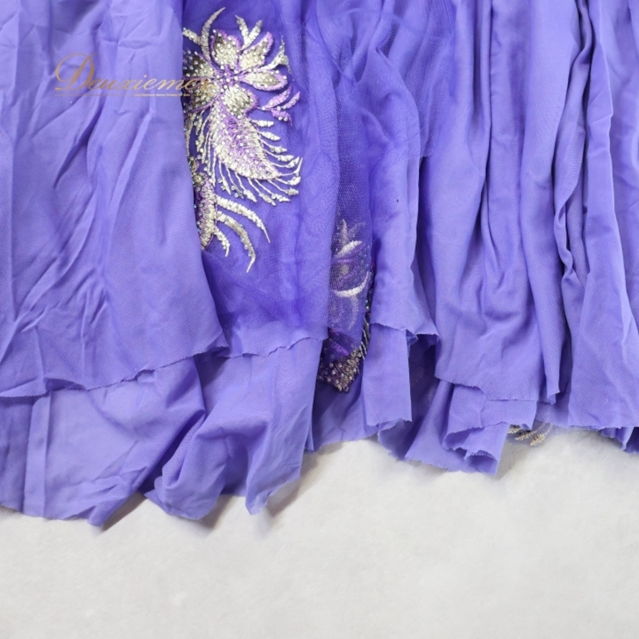 ベリーダンス オリエンタル 衣装 上下セット パープル系 クイーン Queen トップス スカート アーム アーム飾り 紫 鮮やか ラインストーン 花 上品 スリット 豪華 装飾 かわいい ダンス衣装 ステージ イベント インナーパンツ