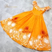 フラダンス 衣装 ワンピース ドレス メネフネプランテーション オレンジ系 MENEHUNE PLANTETION 日本製 フリル かわいい 華やか 鮮やか 明るい 橙 白 赤 ハワイアン アロハ ハワイアンプリント フラ ダンス レッスン 練習 おしゃれ