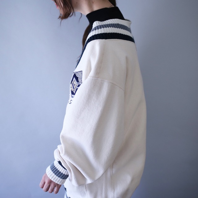 "刺繍" logo design over silhouette v-neck tilden sweatshirt