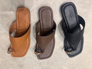 30%OFF！メーカー在庫あるのみ！【libero 】メタルリングトングフラットサンダル