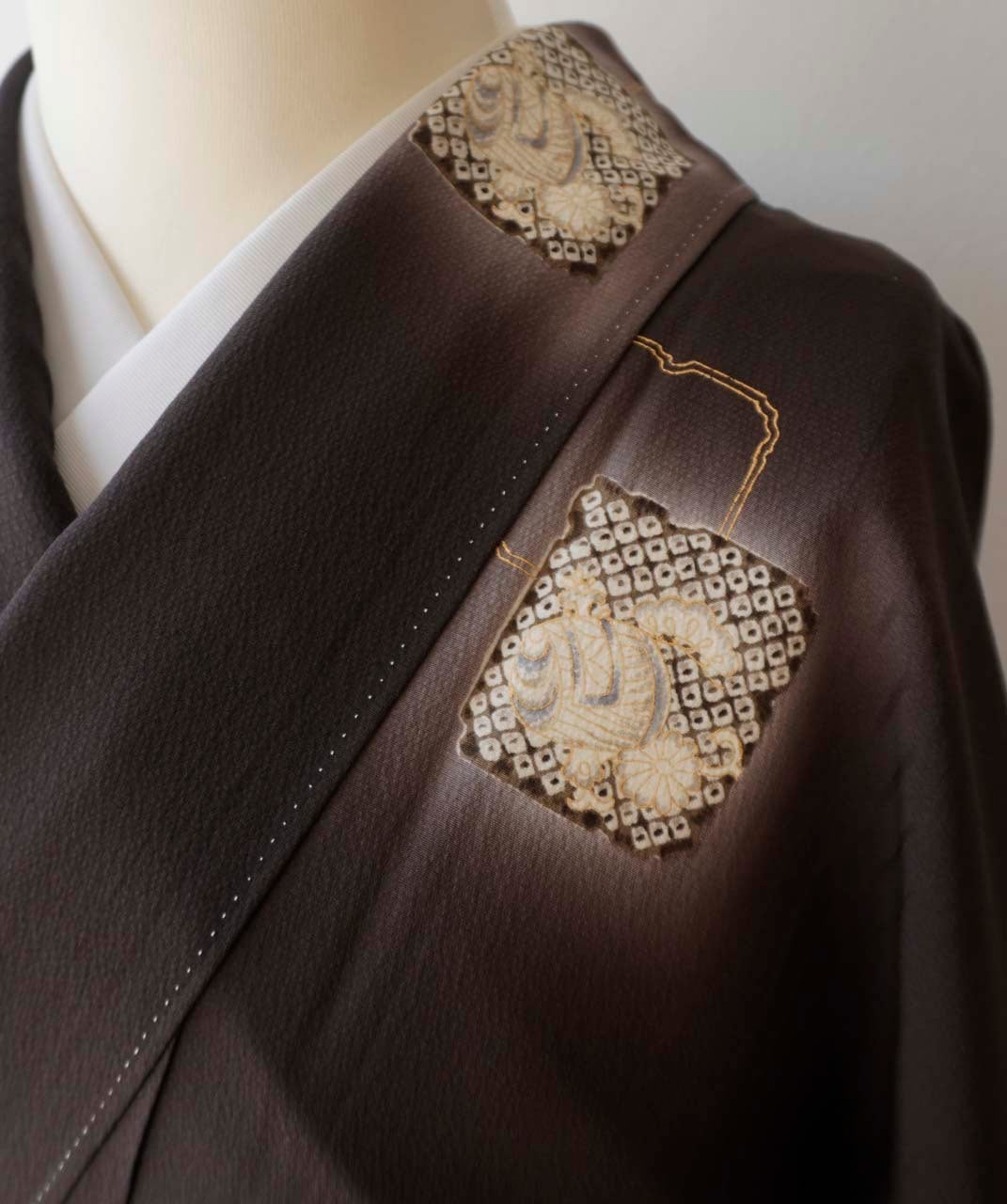 袷】鉄黒地 疋田絞り文に様々な文様 小紋 | 大山キモノ・ちぇらうなぼるた