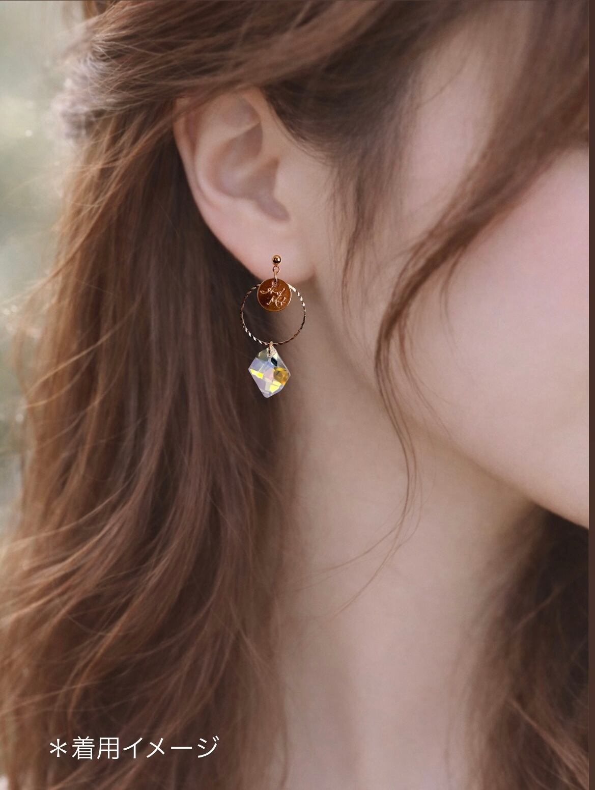 揺れる輝き｜クリスタル×ゴールドリングの大人ピアス｜上品シンプル