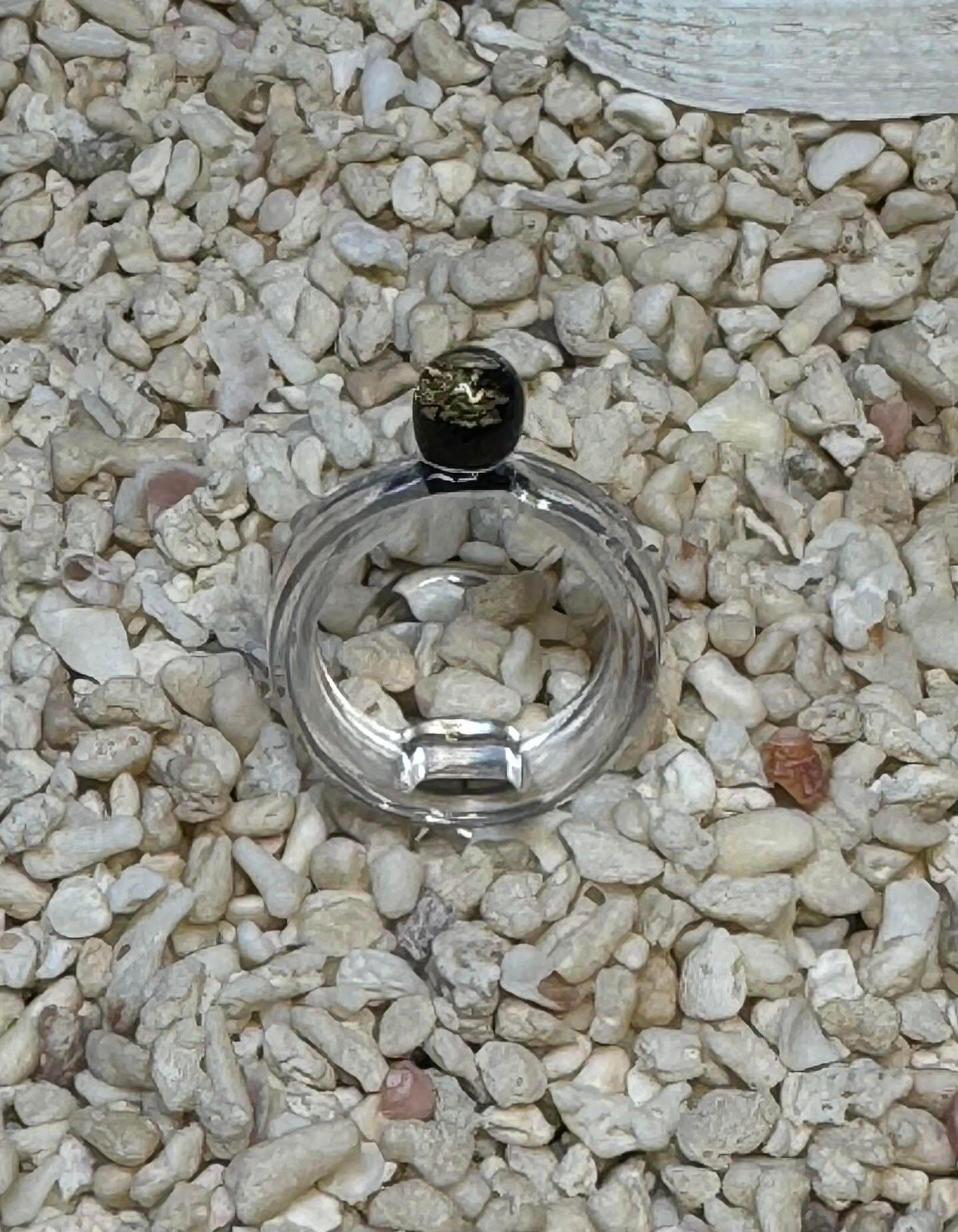 金箔入りガラスの指輪 〇型 黒色 | えのしまガラス 〜Hook〜