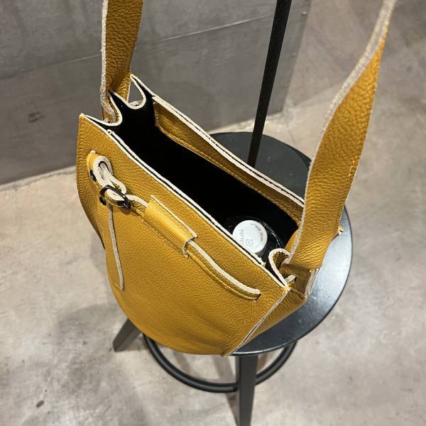 ビームスで購入黄色レザーショルダーバッグ ビームスで購入黄色レザーショルダーバッグ - メルカリ