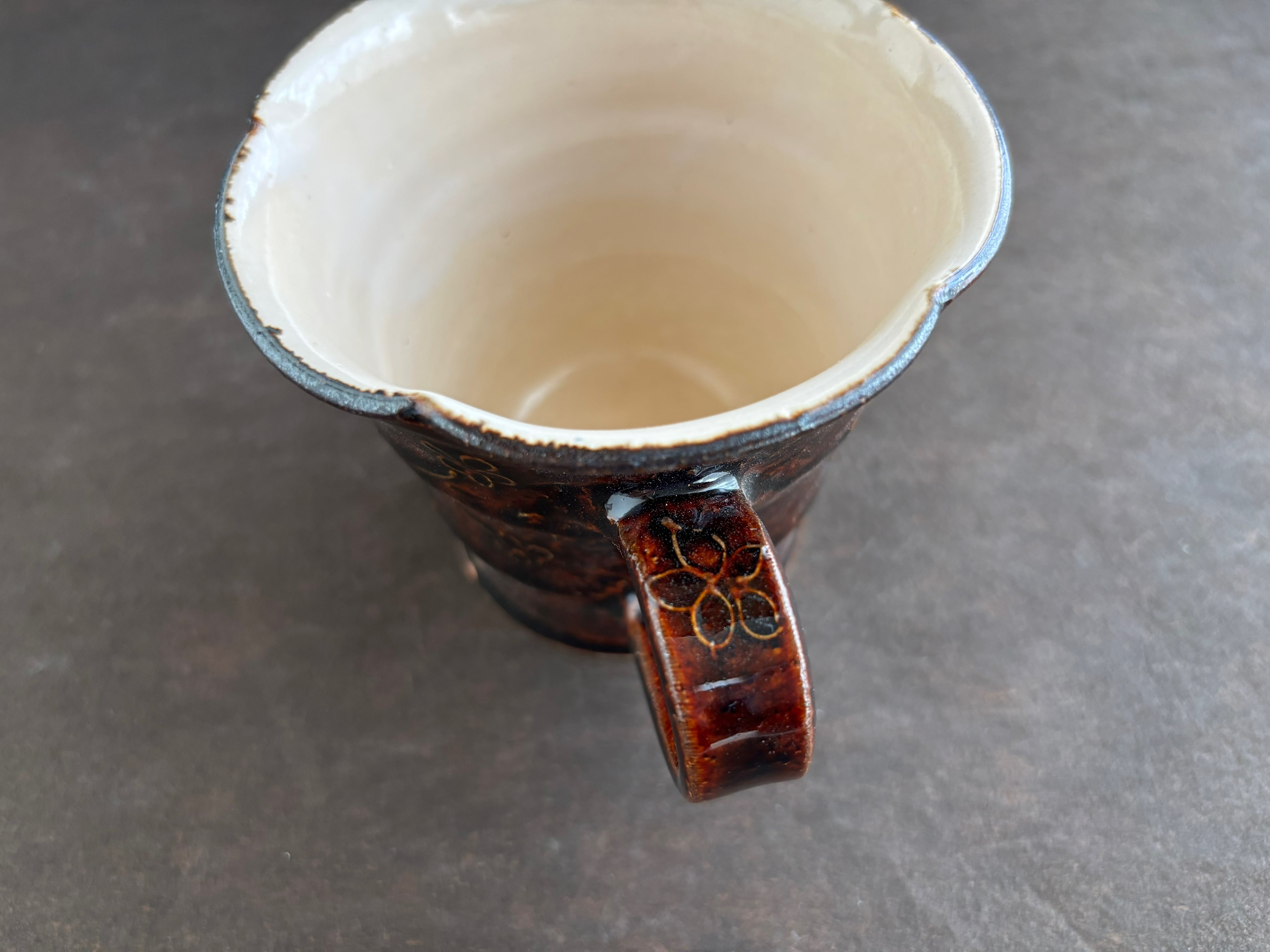 土和のルリエフ　飴釉　お花形マグカップ