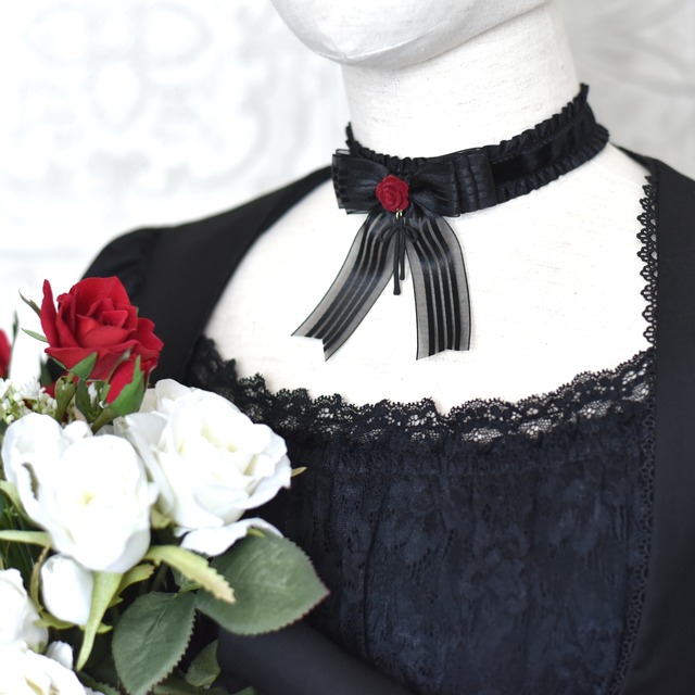 愛執｜黒ライン入りサテンと深紅の薔薇を重ねた三段リボンフリルチョーカー／ゴシック ブラック 薔薇 ベルベット クラシカル