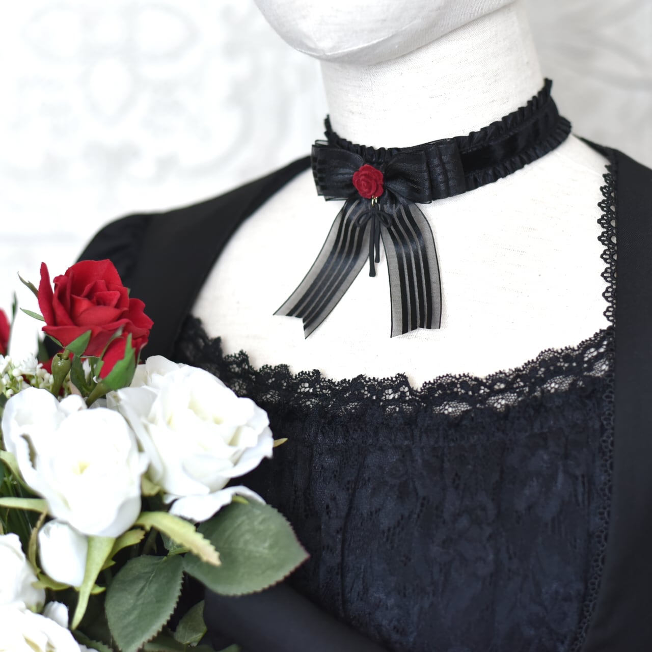 愛執|黒ライン入りサテンと深紅の薔薇を重ねた三段リボンフリルチョーカー/ゴシック ブラック 薔薇 ベルベット クラシカル