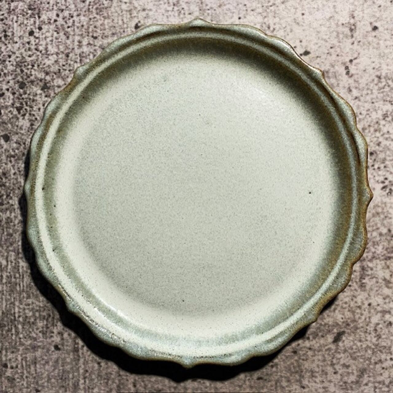 フリルまる皿(大) モスホワイト