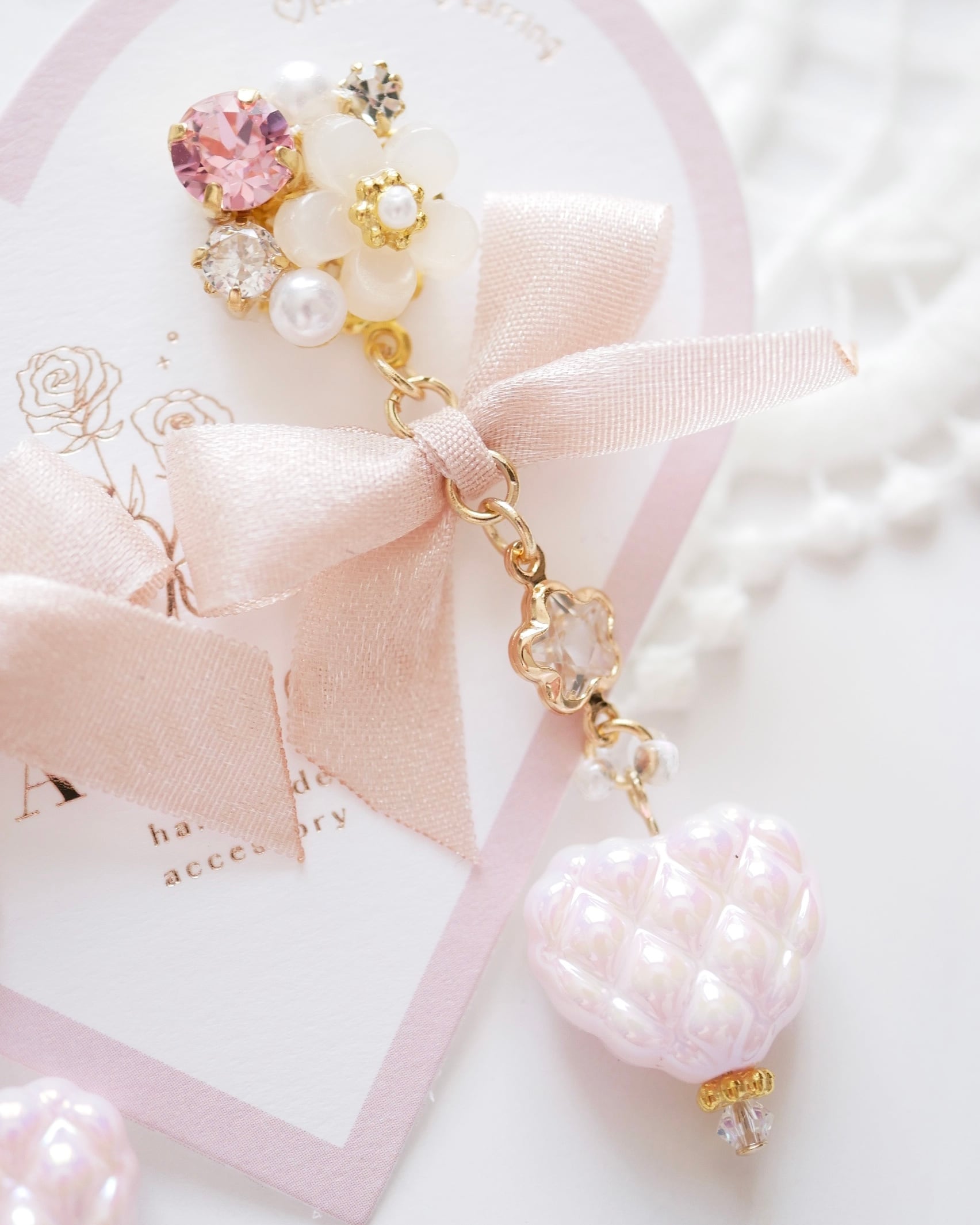 ミニリボンとパステルピンクいちごのローズビジューピアス/イヤリング ミニリボンとパステルピンクいちごのローズビジューピアス/イヤリング