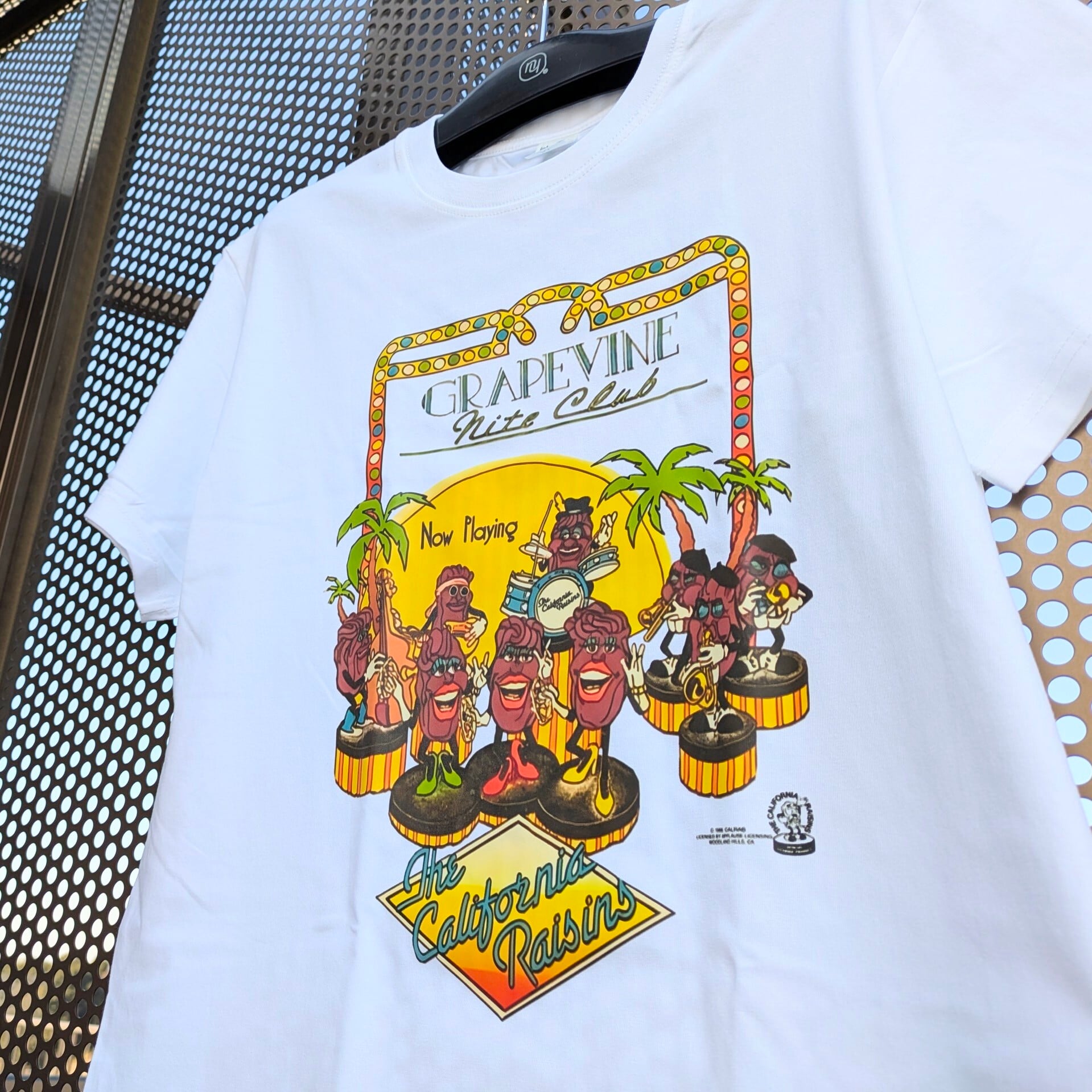 【 California Raisins ( カリフォルニアレーズン )】『 GRAPEVINE Nite Club 』/ Tシャツ〚アメリカン雑貨 アメトイ〛