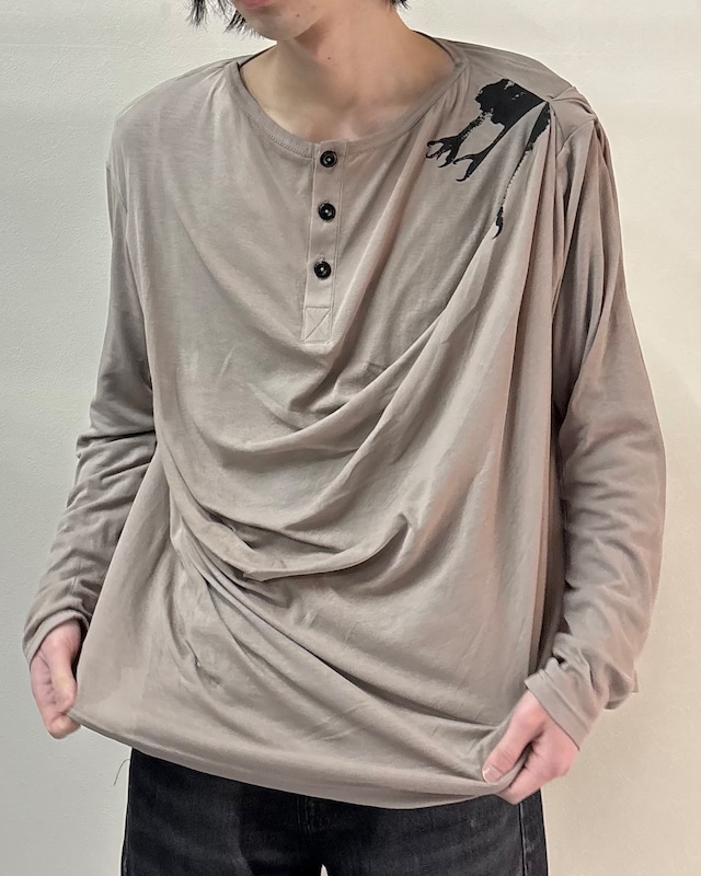 【26SS/Oscar Ouyang】CLAW DRAPE HENLEY LONG SLEEVE TEE