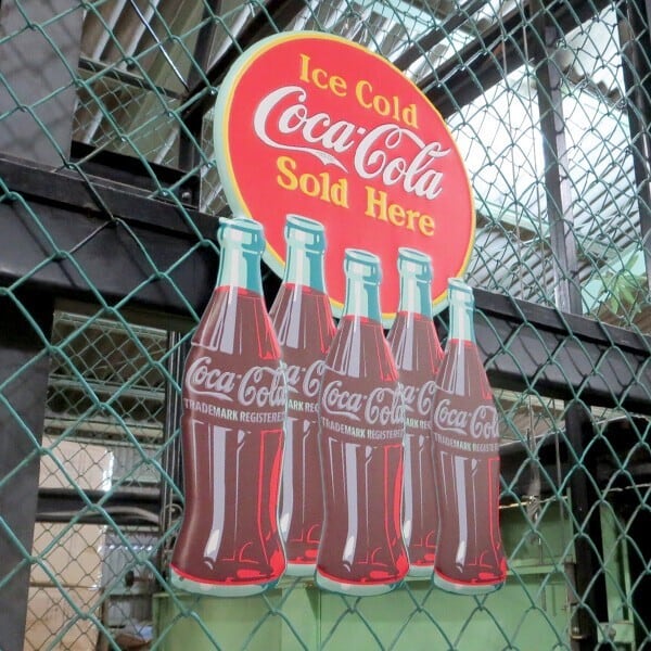 海外直輸入】ダイカット エンボス メタルサイン COCA-COLA ICE COLD
