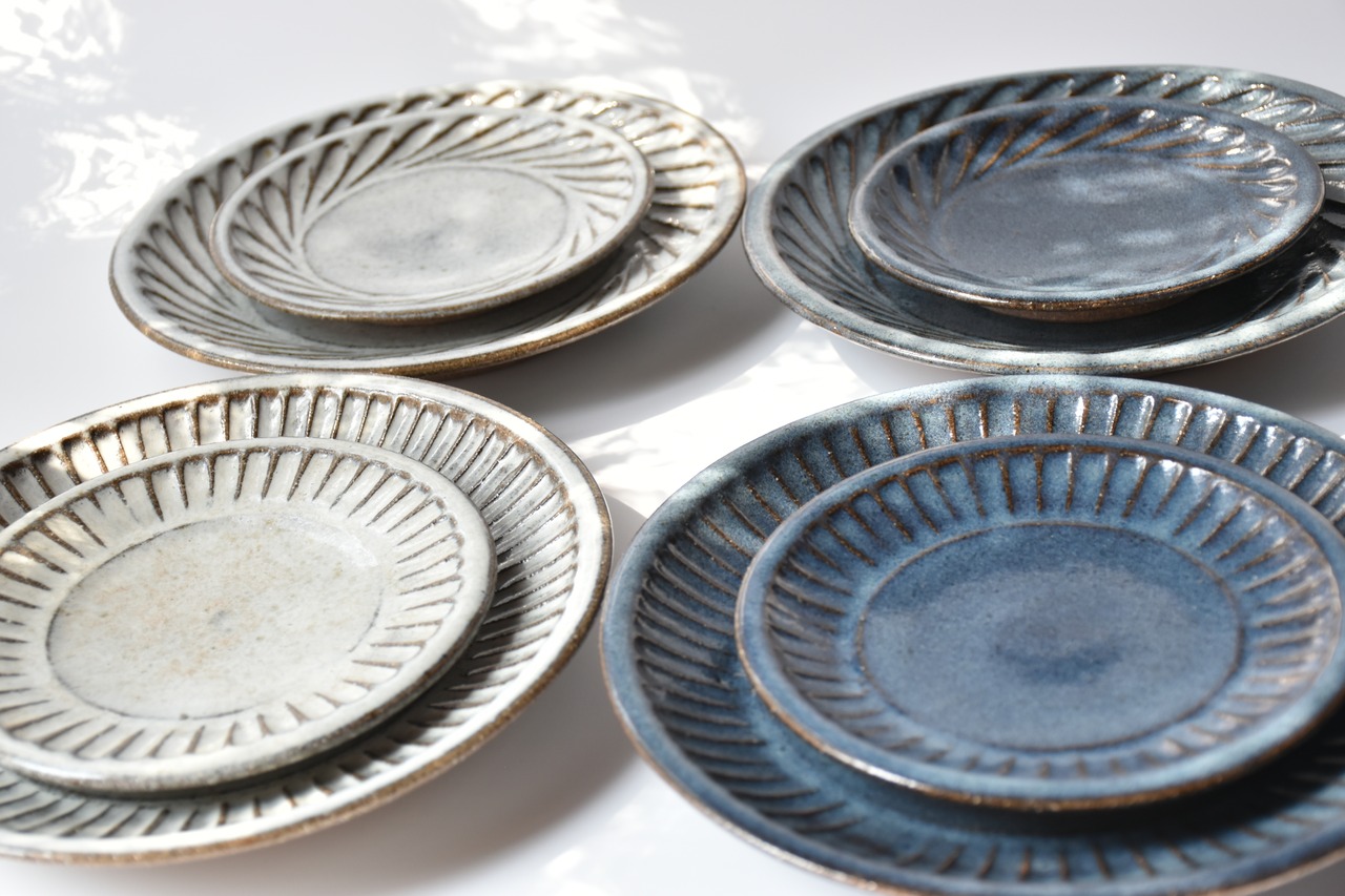 小代瑞穂窯 / 福田るい : しのぎ 7寸皿 縦しのぎ フラット 白