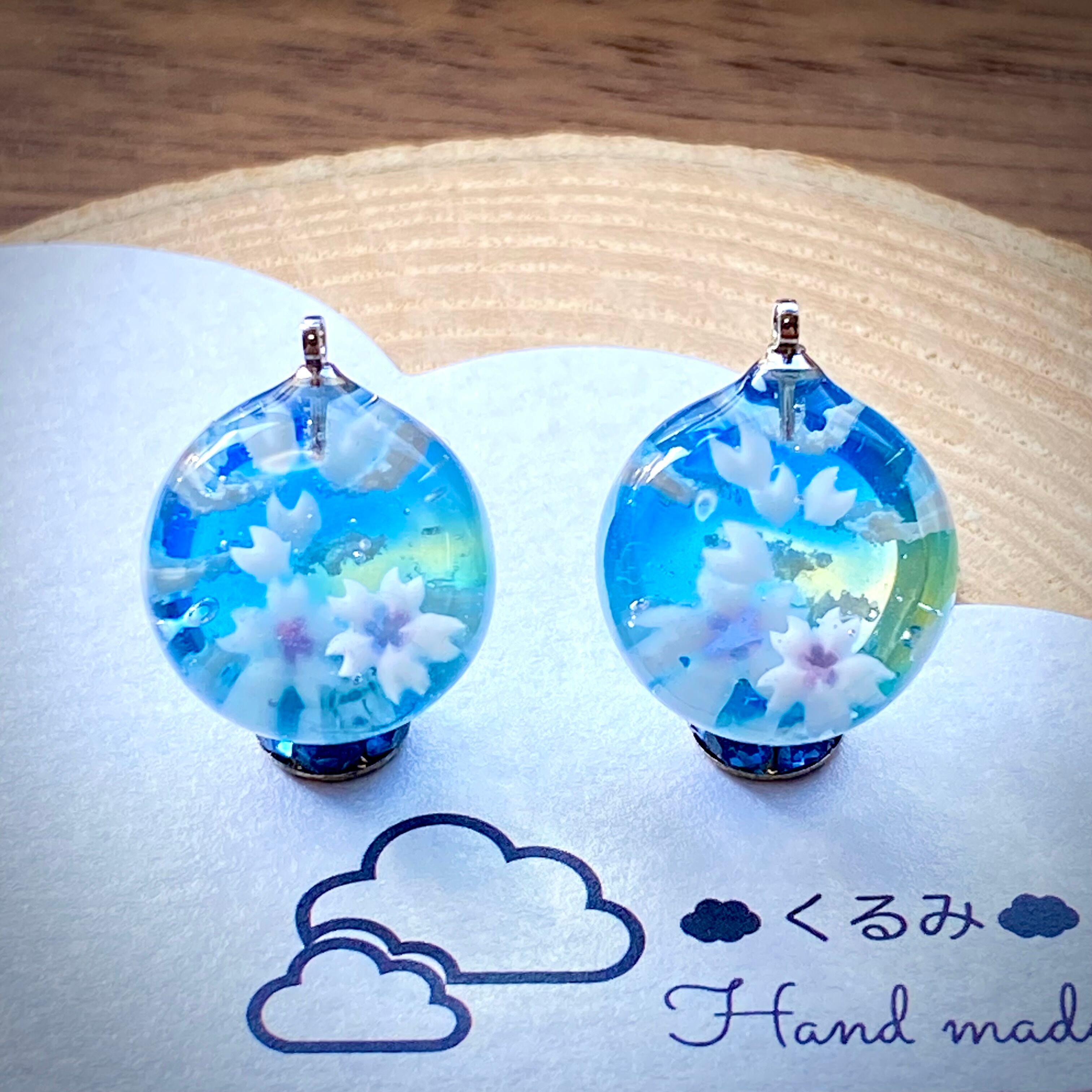 レジンピアス イヤリング 青空に舞い散る桜 2割カット球体 15mm