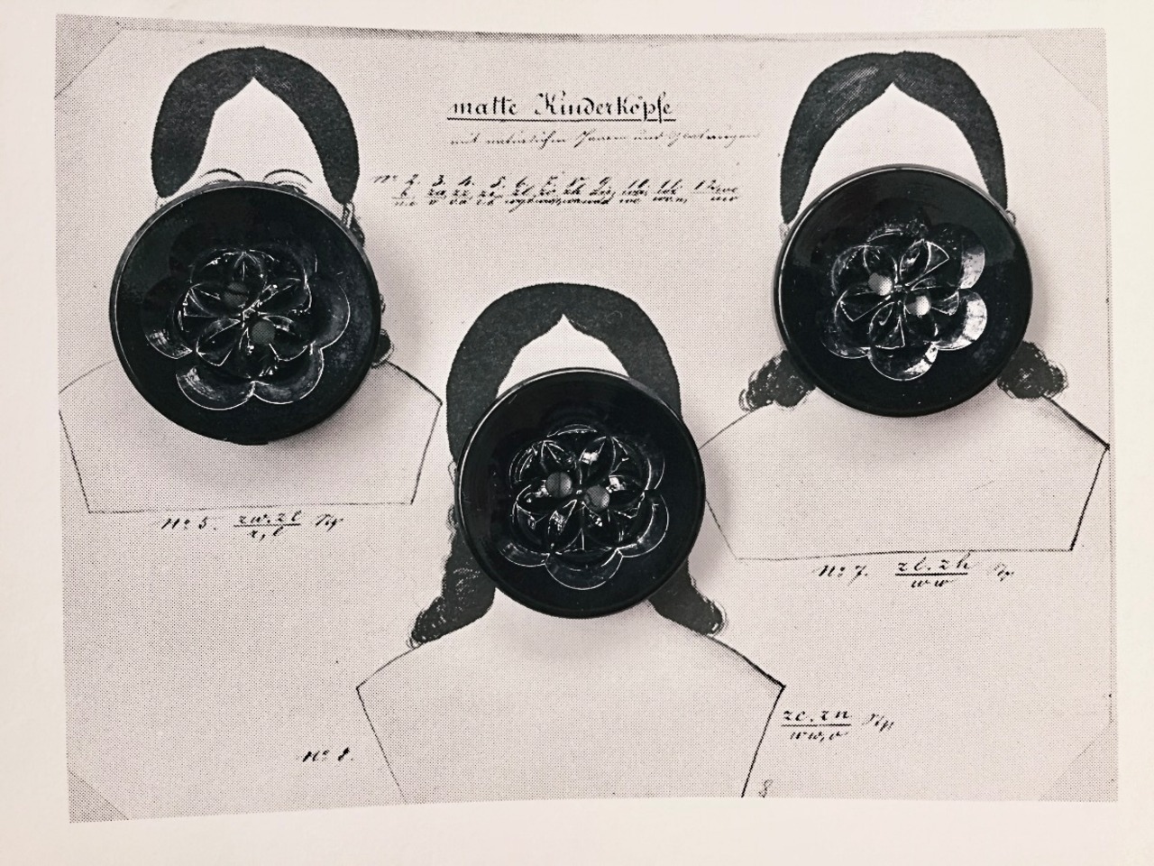 フランス 1900s 2.2c 幾何学の黒花とgalalithe製ボタンセットj アンティーク