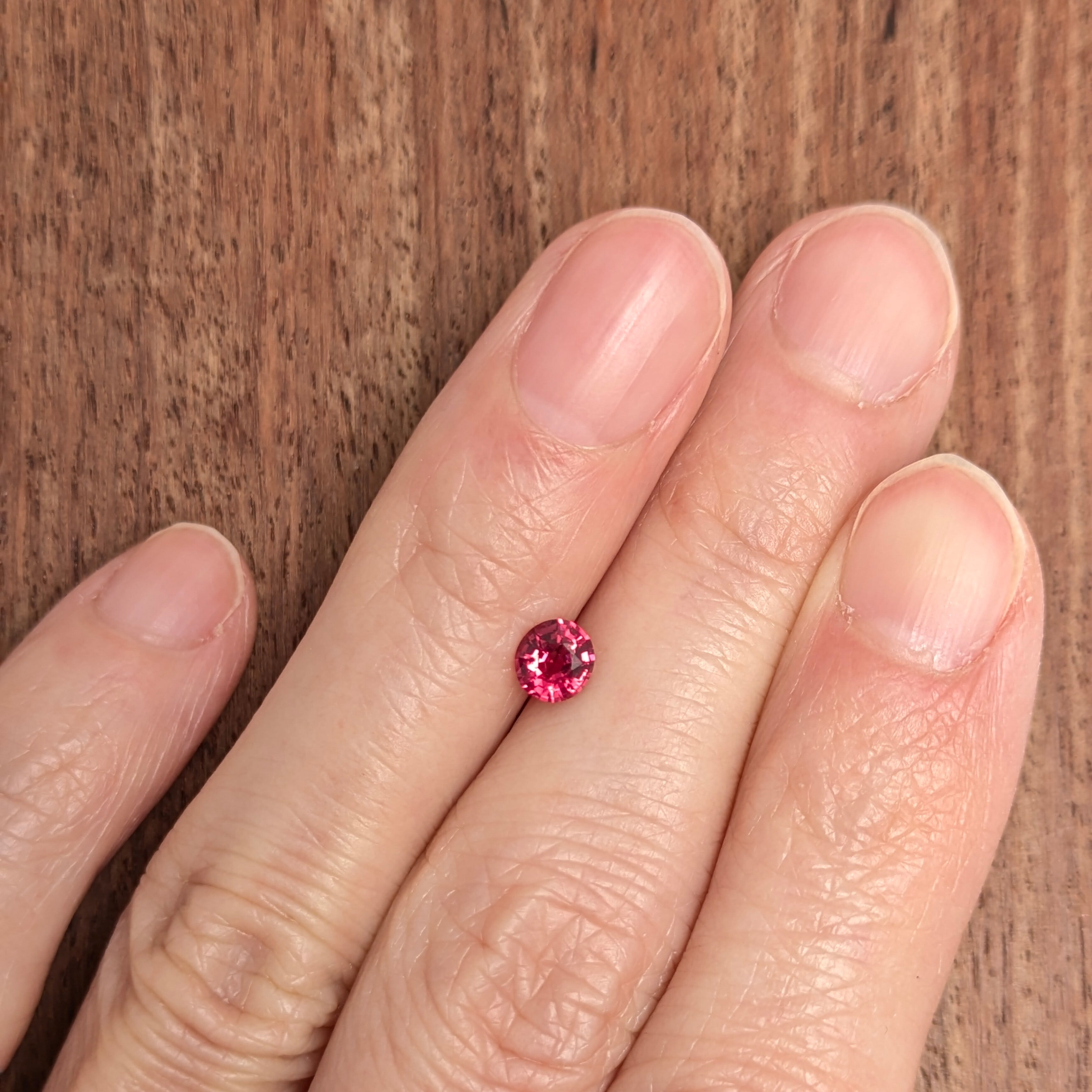 ミャンマーモゴック産 白い母岩上のピンクスピネル ミャンマーモゴック産 白い母岩上のピンクスピネル ミャンマーモゴック