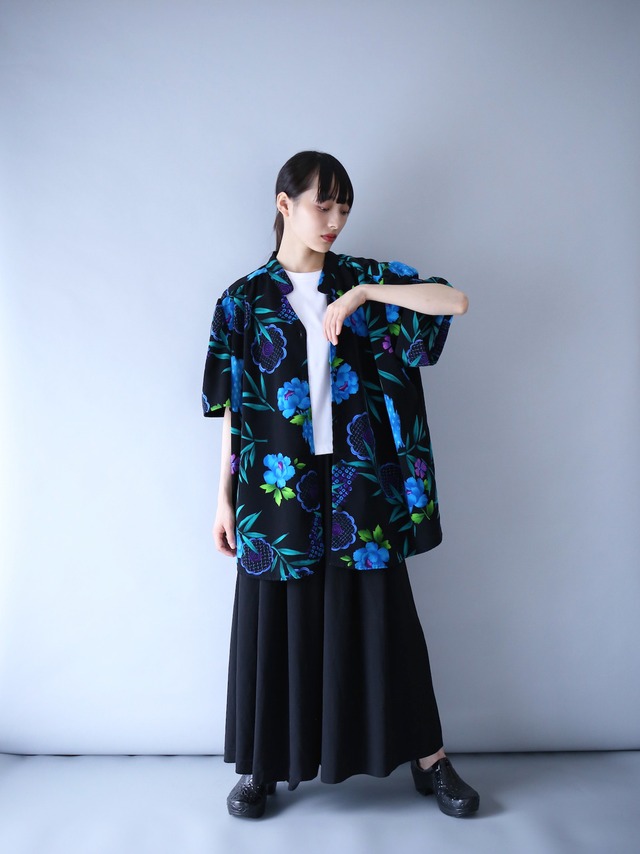 "花柄" black base beautiful blue flower pattern over silhouette h/s shirt