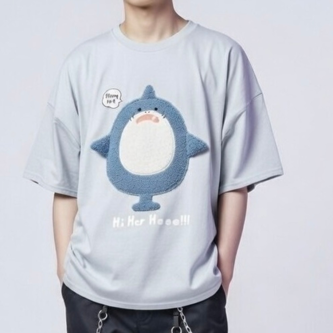 飛び出してきそうなドキドキ感。もっこもこ サメ 立体刺繡 Tシャツ - 1