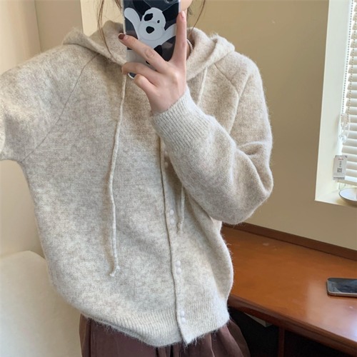 トップス カーディガン レディース 長袖 フード付き ミディアム丈 前開き ボタン かわいい 大人可愛い きれいめ シンプル 上品 おしゃれ かっこいい カジュアル こなれ感 個性的 主役級 存在感 抜け感 秋 冬 ベーシック ナチュラル キュート メンズライク 無地 女性用 ママ OL 通勤 オフィス 学生 通学 デート お出かけ お泊まり 女子会 旅行 アウトドア 休日 カフェ ショッピング コンパ レストラン 普段使い デイリー 着回し レイヤード 重ね着 ワンサイズ トレンド ゆったり 暖かい