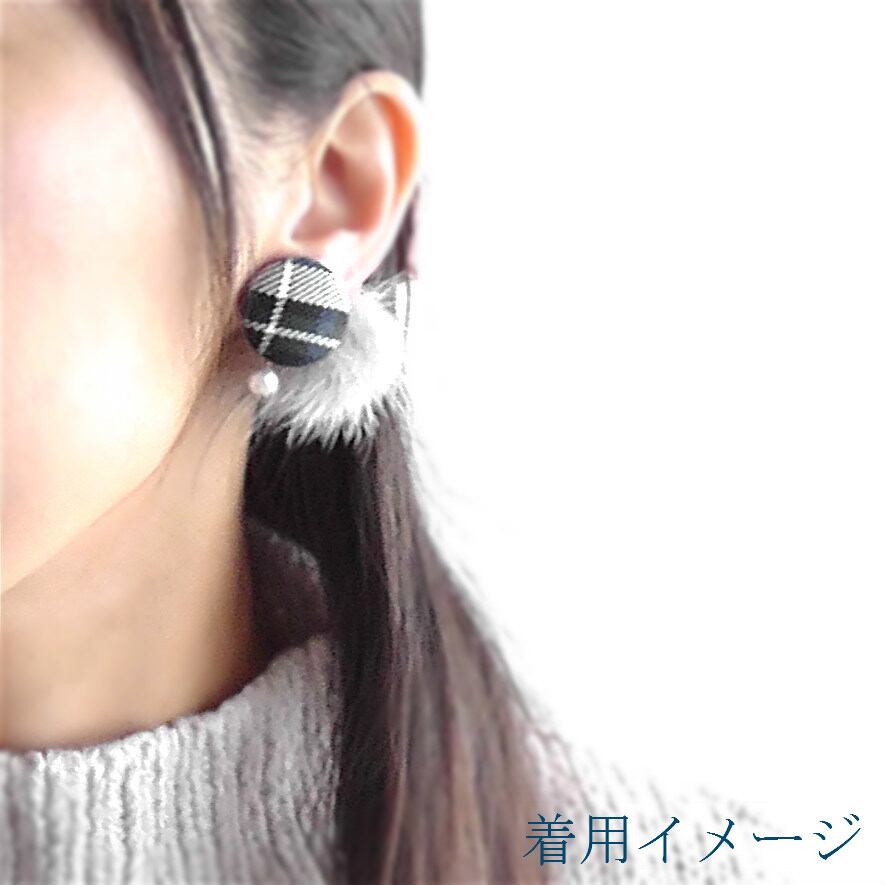 ネイビーのチェック柄くるみボタン＆ファーピアス（イヤリング