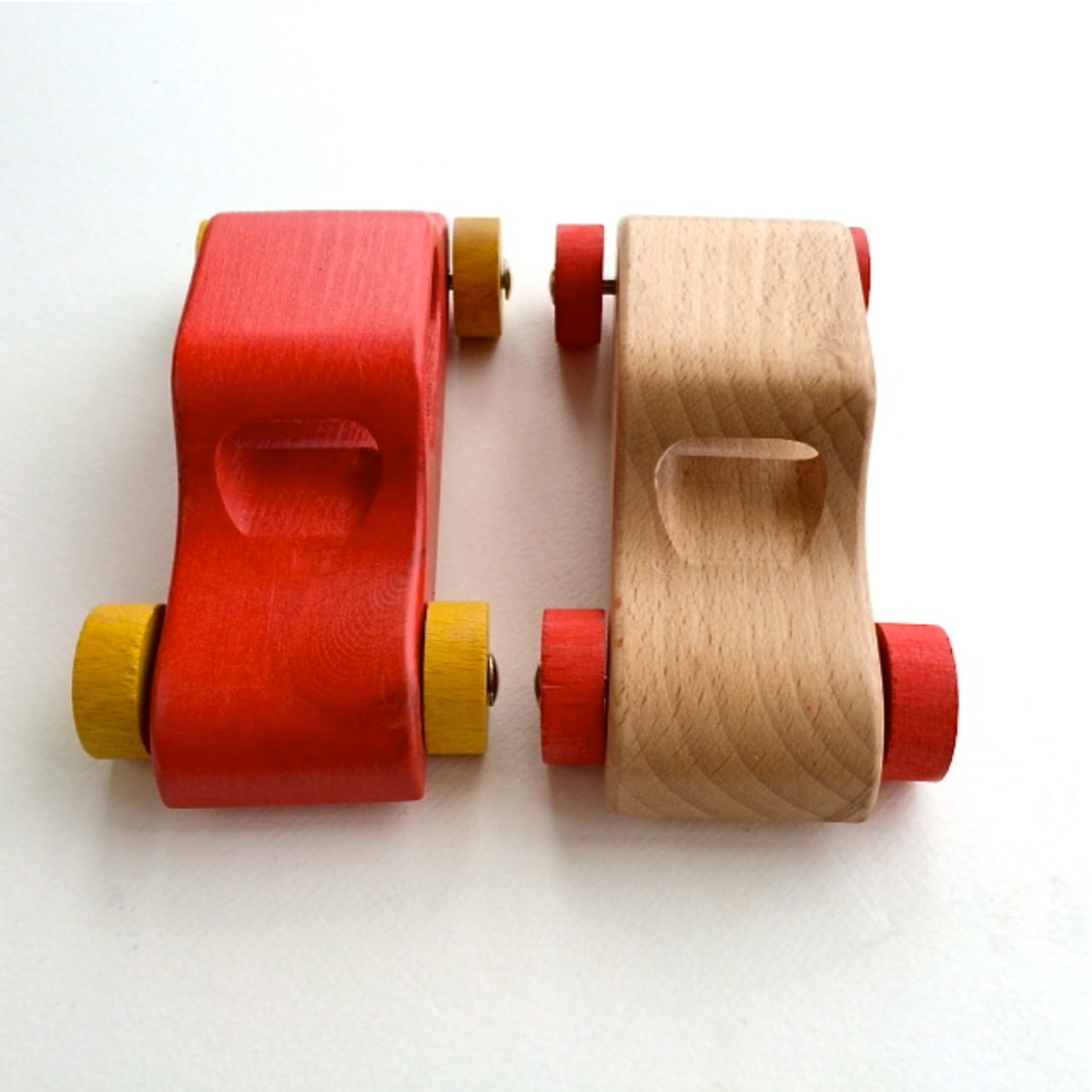 デュシマ社（ドイツ）　赤いカー(大) 14cm