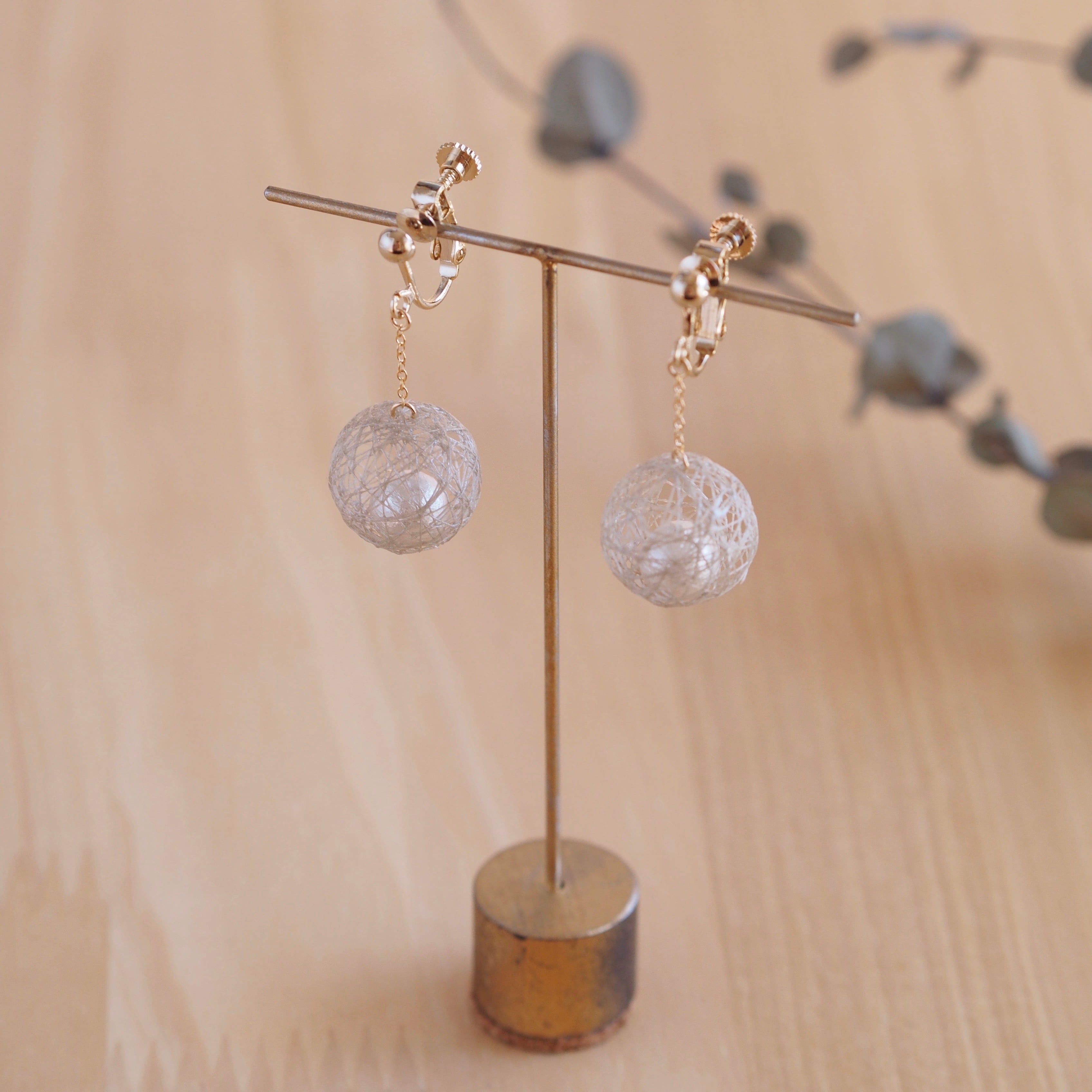 ハンドメイド　ピアス/イヤリング　No.1175 パール入りまゆだまピアス／イヤリング・スモーク | ひらり the airy