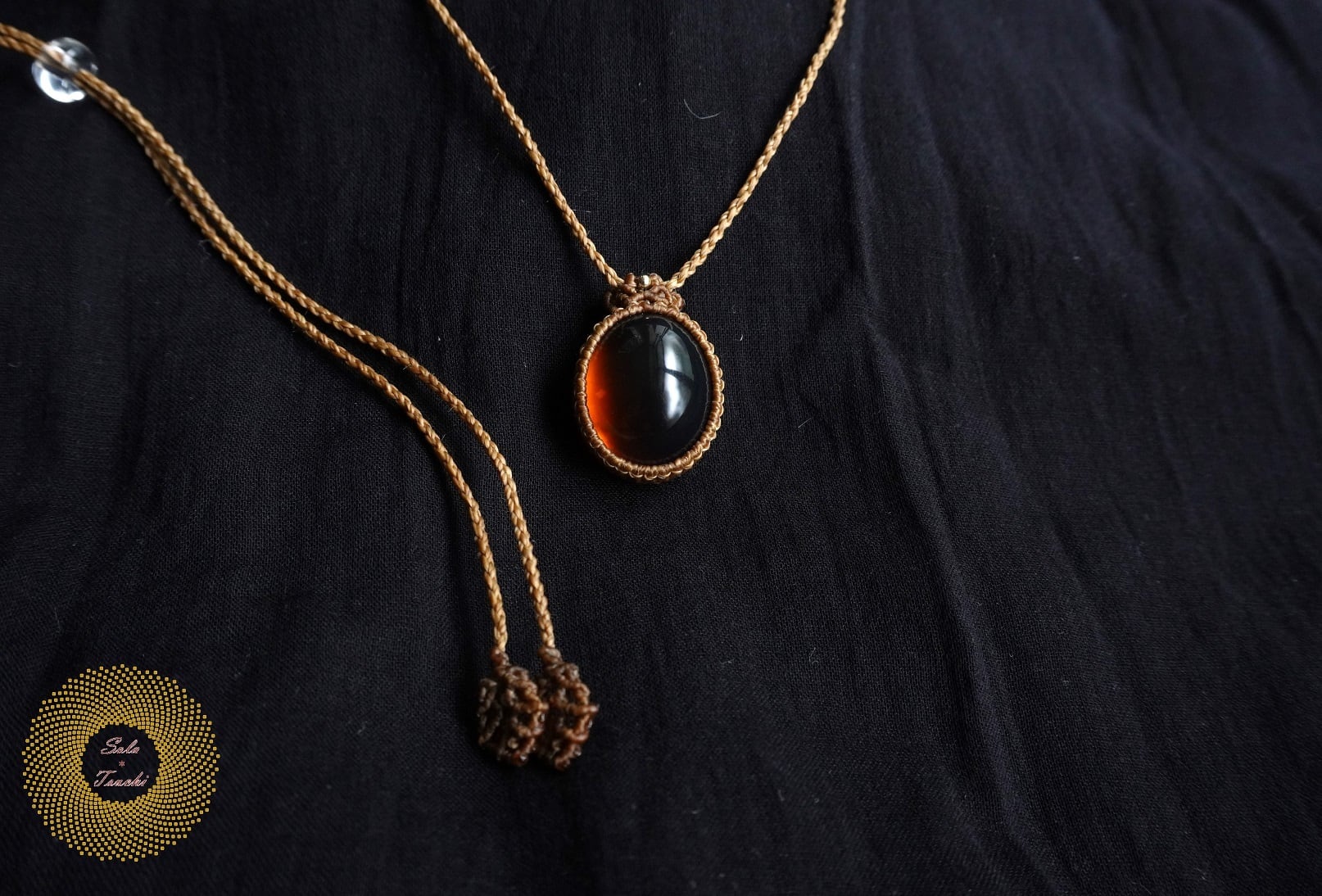 ワックスコード）アンバー（琥珀）のマクラメ編みペンダント 〜Nature