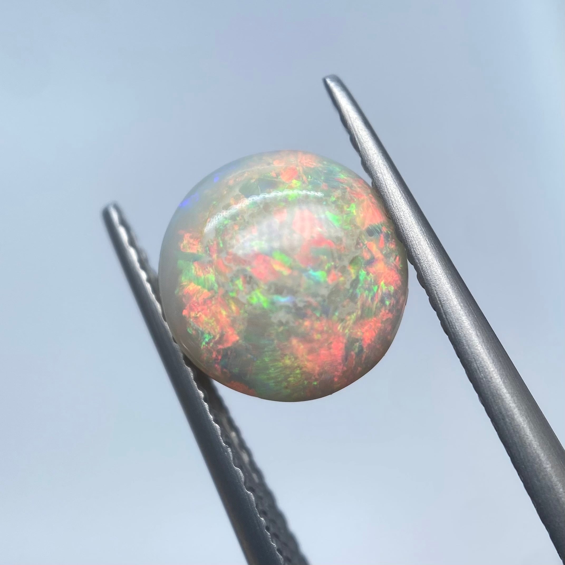 繊細な遊色のまんまるオパール