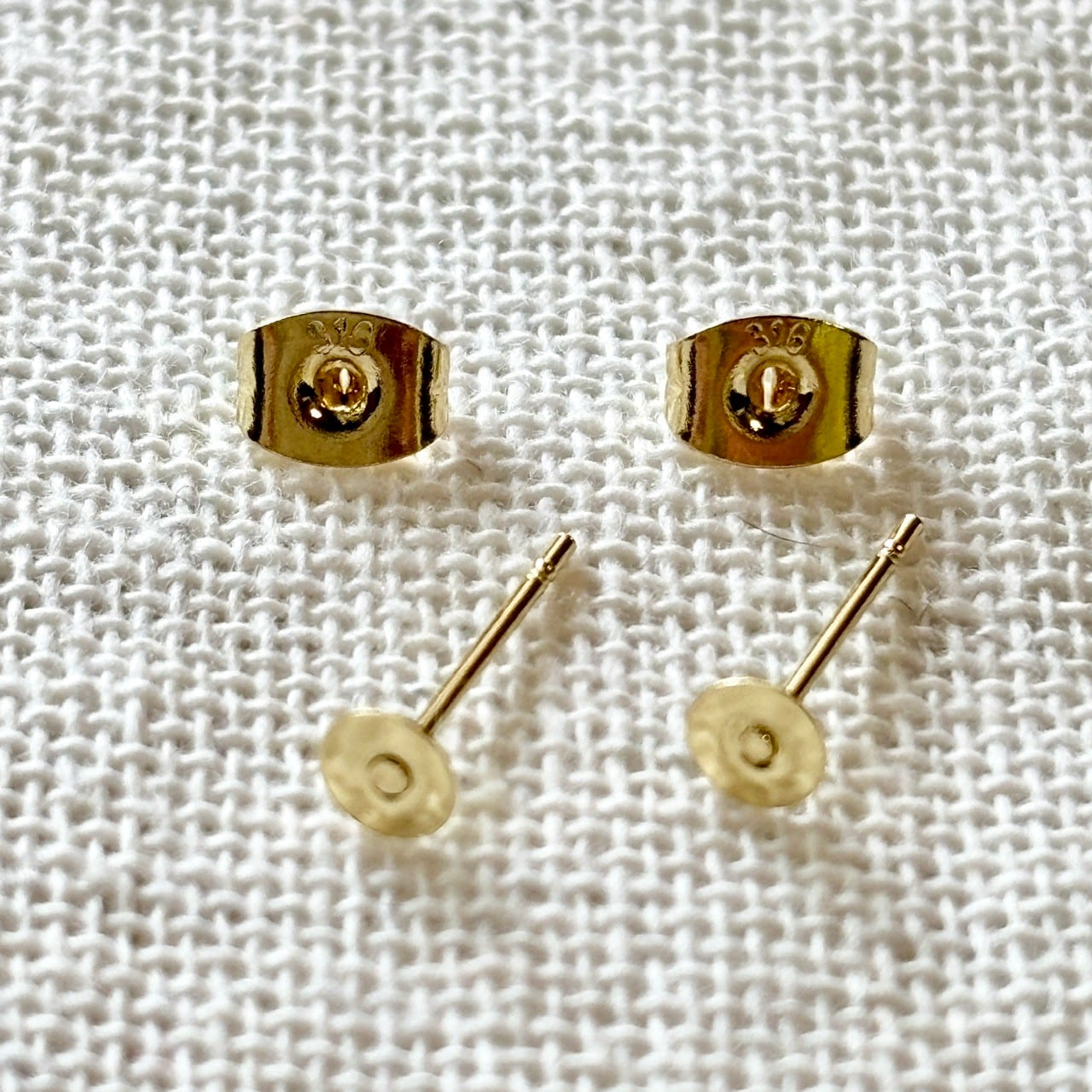 ガラスのサビ猫 小粒 シンプルピアス／イヤリング | 猫アクセサリー