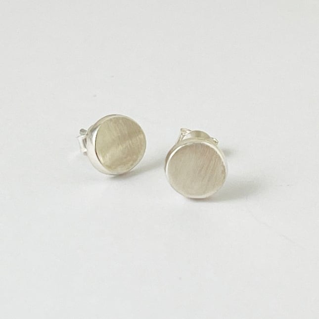 マット仕上げのまんまる スタッドピアス 小さめピアス Small