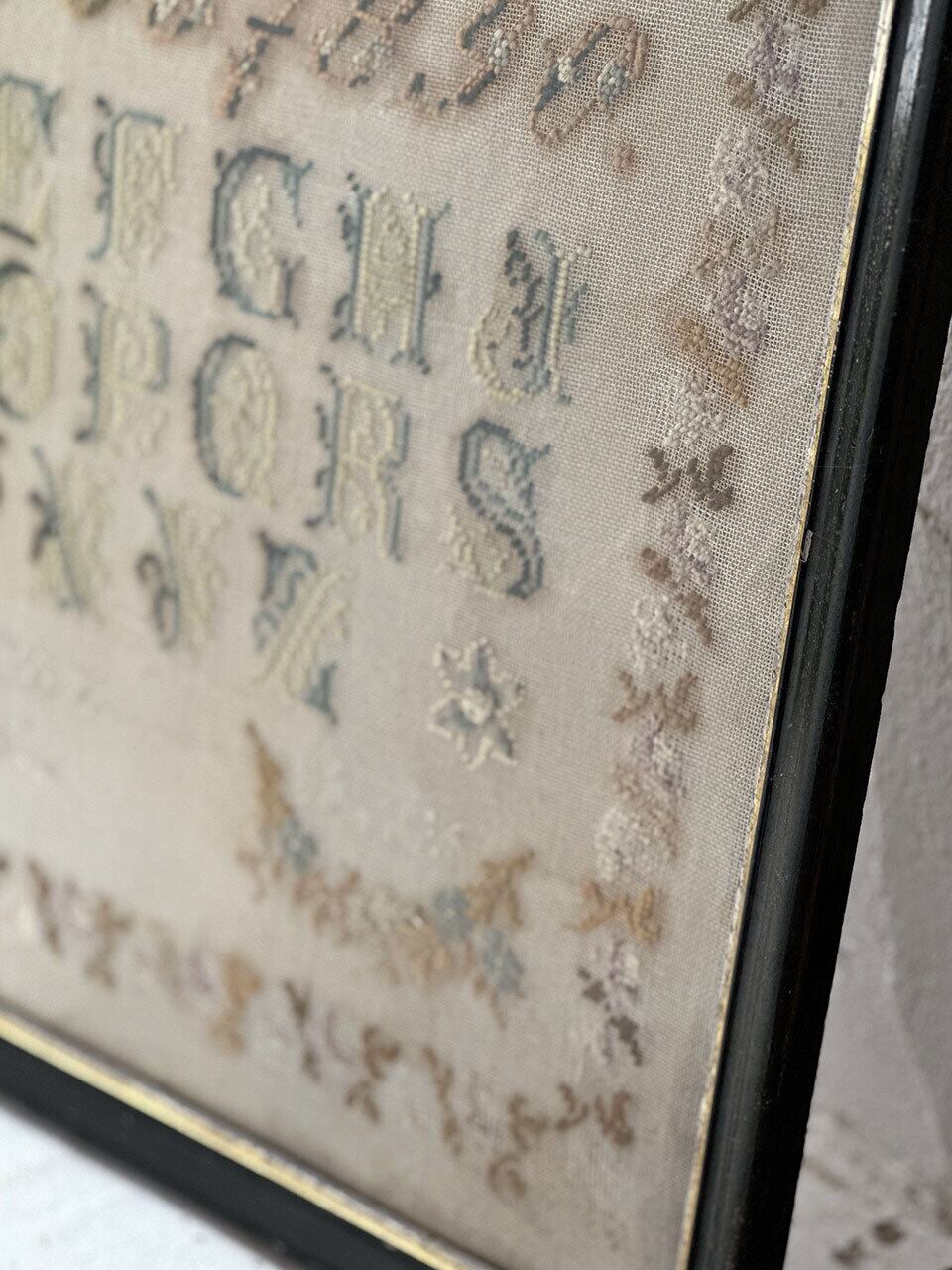 期間限定　アンティーク　サンプラー　額縁　壁飾り　アート 刺繍サンプラー アルファベット 額縁 額装 ガラス 大 | Brocante