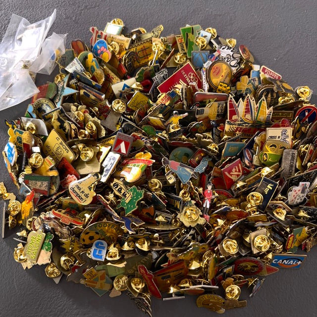 【訳あり】400個  フランス雑貨 ヴィンテージ  ピンバッジ ピンズ France pins  Pin badge vintage 古着 通販 リメイク ブローチ  アタッチメント付属 雑貨 2412024_2511007