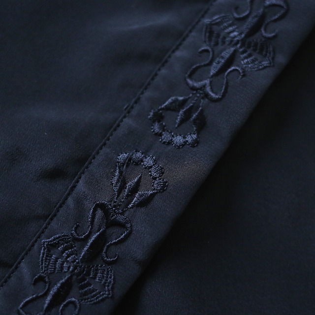 "刺繍" collar and fry-front design black one-tone mode shirt