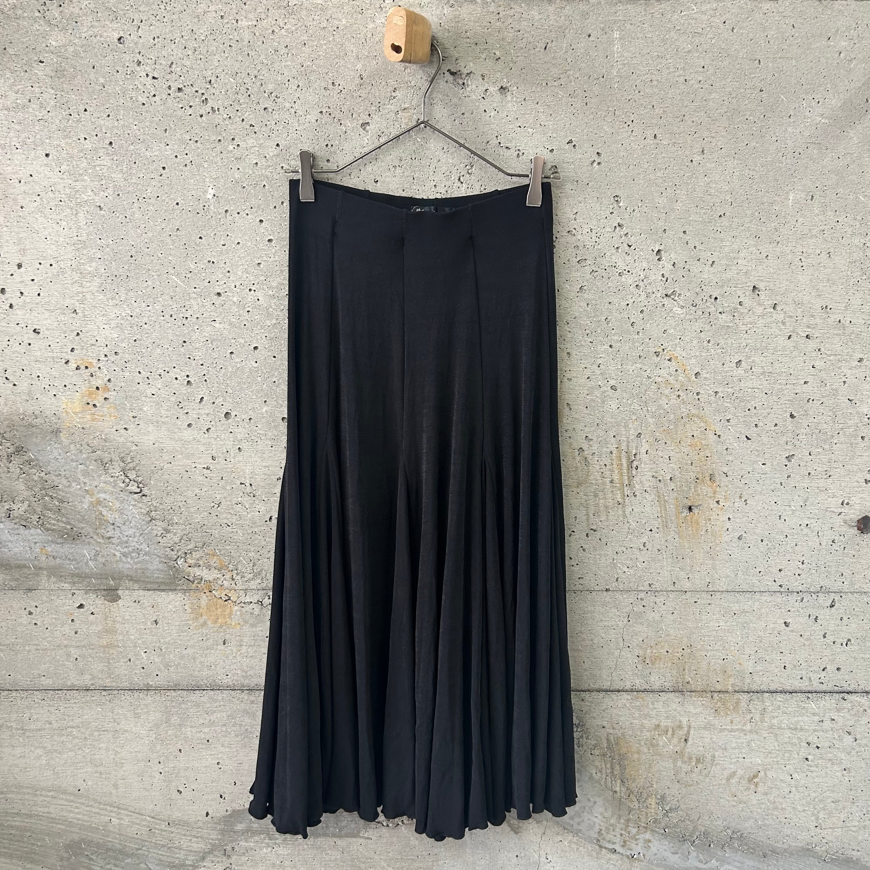 Thin voluminous skirt