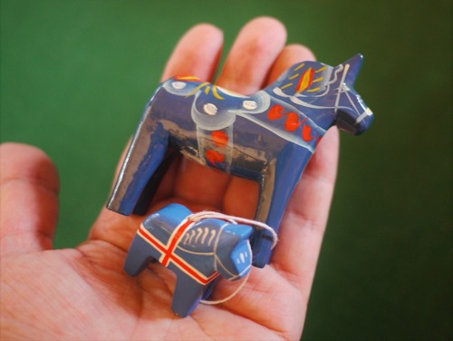 北欧　ダーラナホース　幸せを呼ぶ馬　青いダーラヘスト　ちびちゃんつき　　7㎝　ヴィンテージ