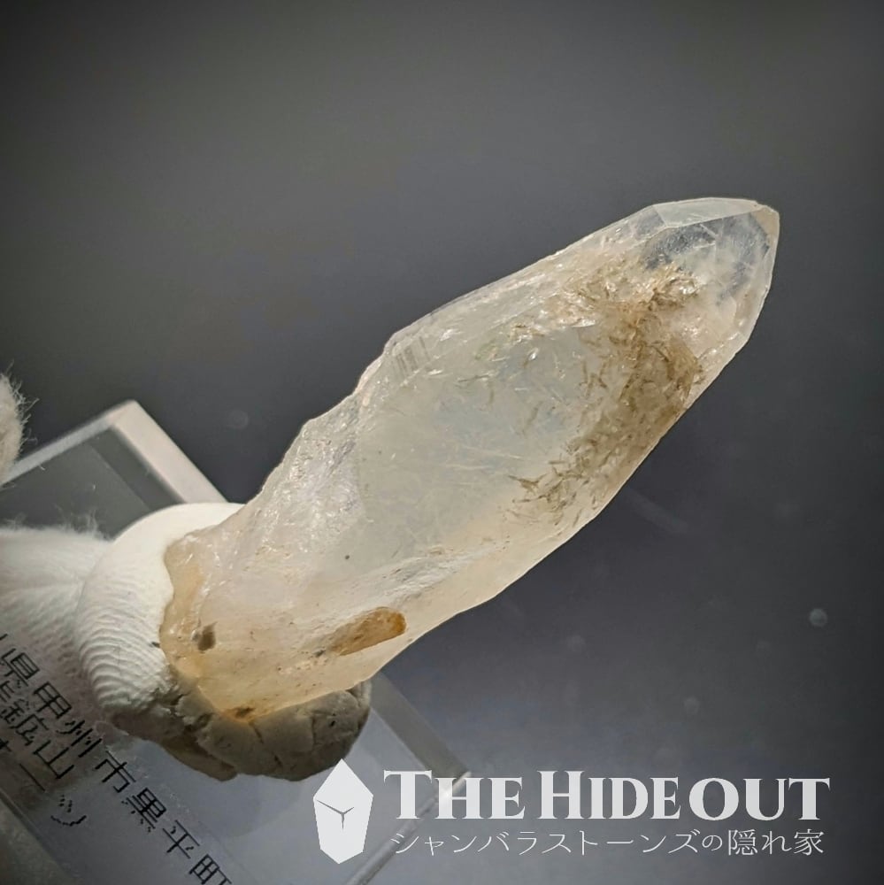 国産鉱物標本029 山梨県甲州市黒平町水晶峠産水晶 もやっと角閃石と