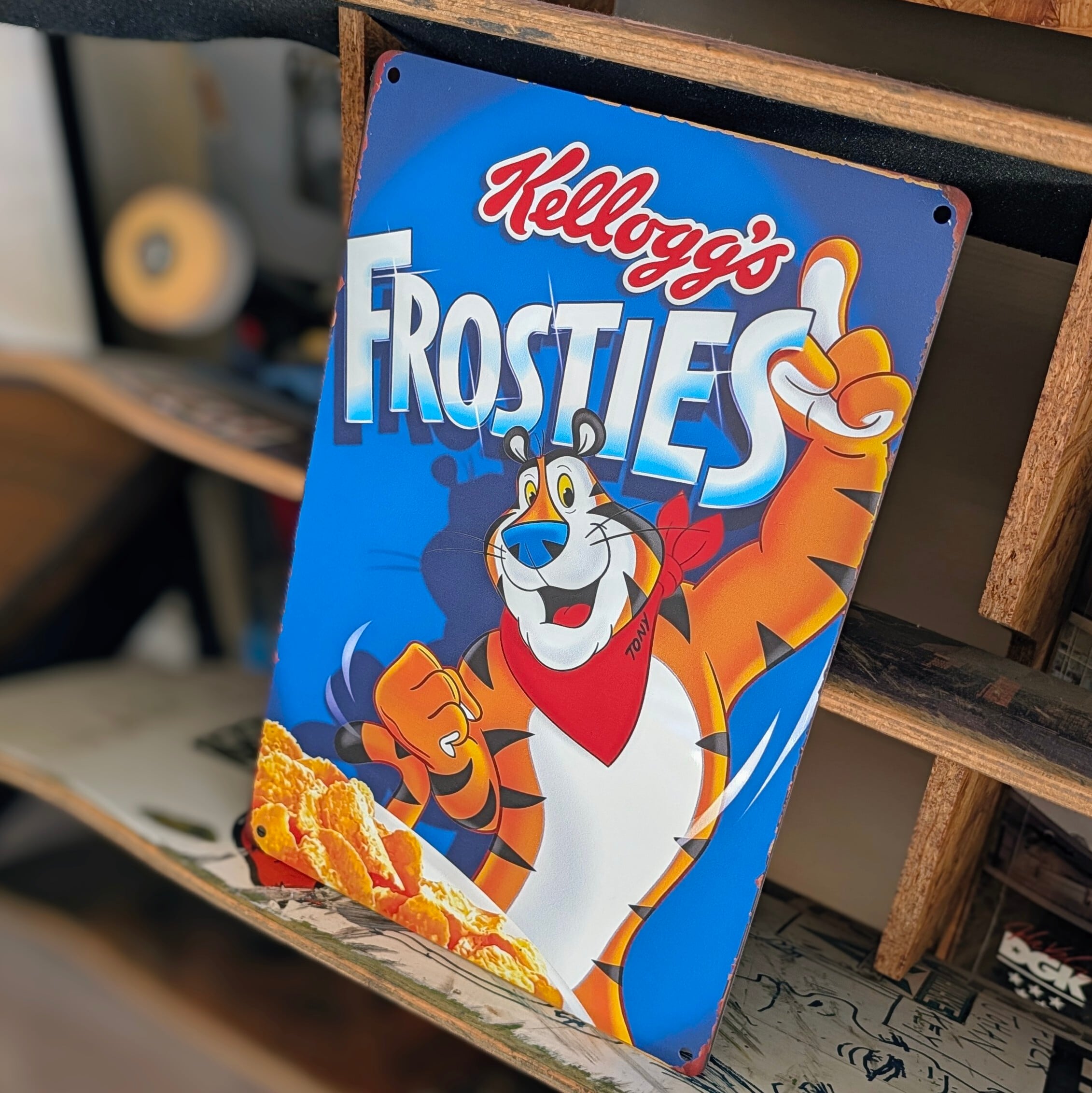 送料無料!ちょうどいいブリキ看板 【 Kellogg's FROSTED FLAKES ( ケロッグ シリアル フロステッド・フレークス ) 】トニー・ザ・タイガー / METAL SIGN / メタルサイン / ブリキ看板 / サインボード / ビンテージ加工〚アメリカン雑貨 アメトイ〛