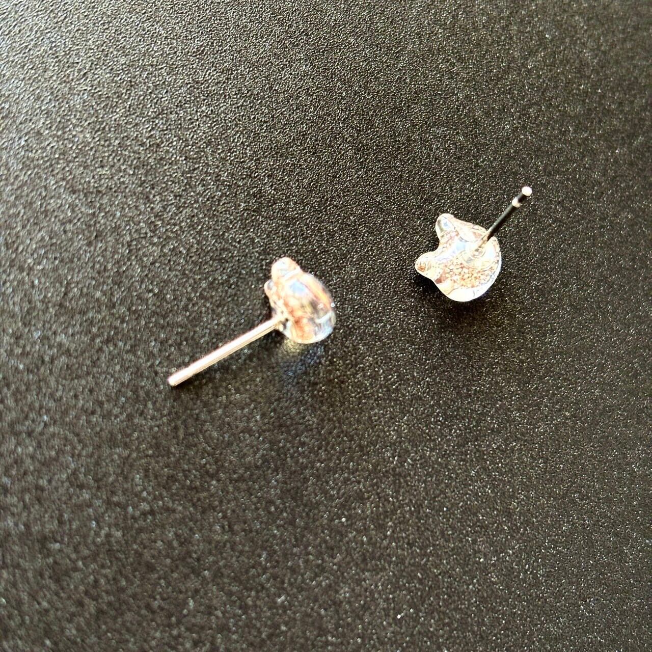 ガラスのシャンパンゴールド猫 小粒 シンプルピアス／イヤリング | 猫