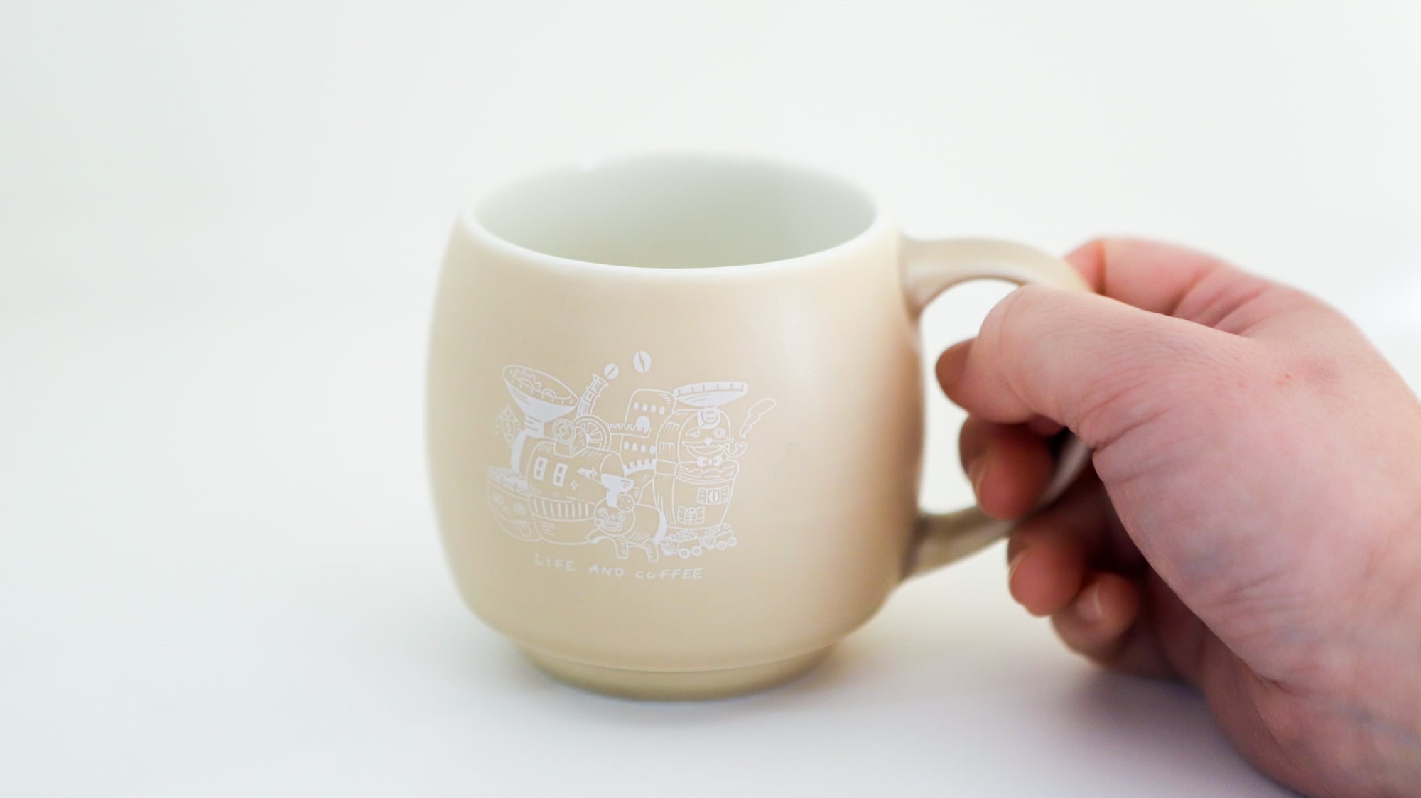 暮らしと珈琲のスタッキングマグ（かわいいテイストの焙煎機の街）マットベージュ