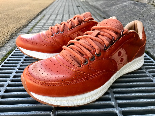 SAUCONY FREEDOM RUNNER (BROWN/TAN)