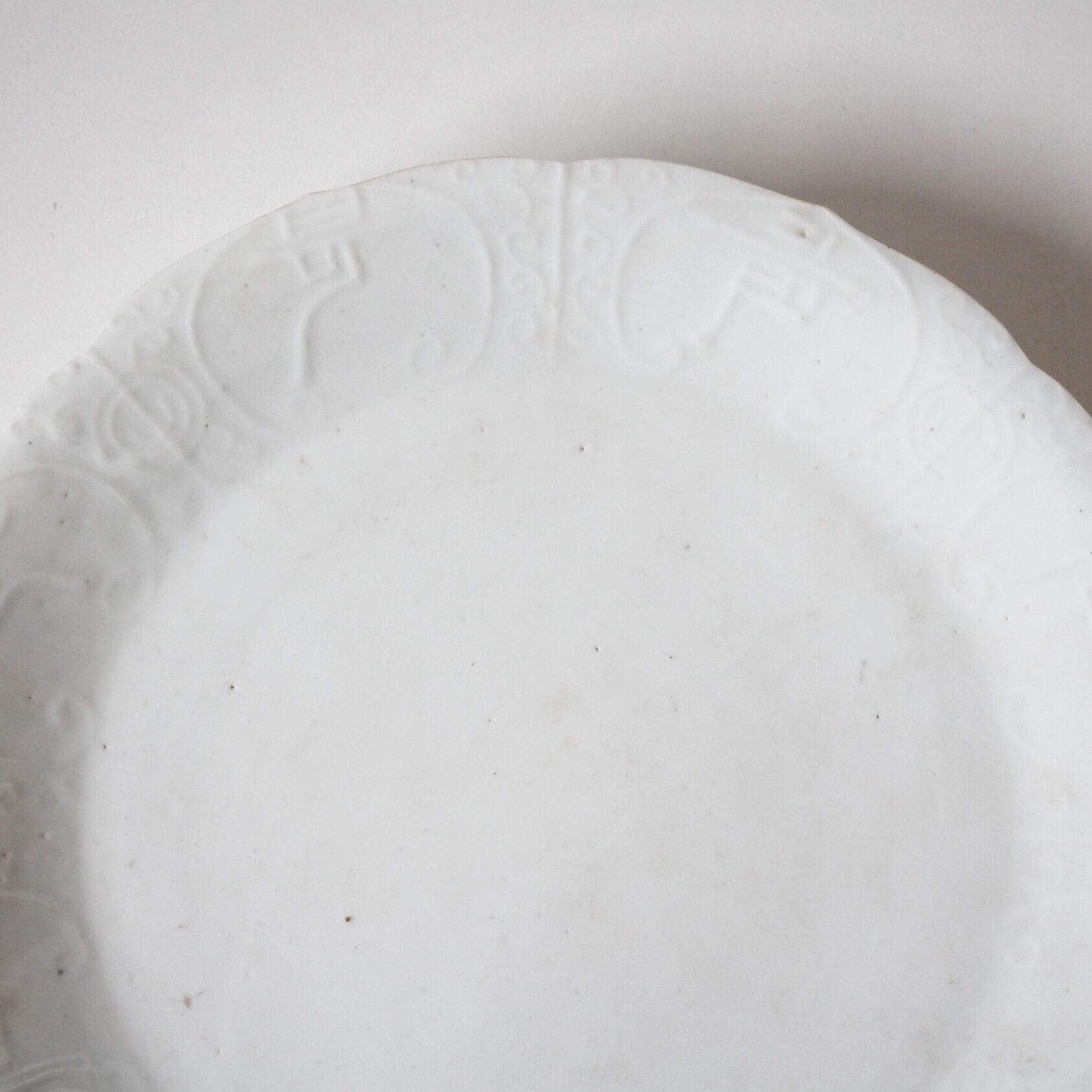 アンティーク 古九谷白磁の陽刻文字模様の輪花皿 d22.1cm Antique