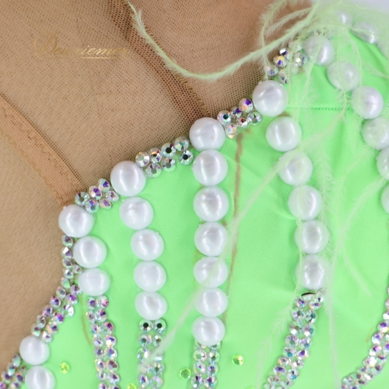 社交ダンス 衣装 スタンダードドレス ワンピース ドレス フロート リボン 黄緑 軽い イタリア製 ペチコート RS デモ 競技 ダンス パーティ 発表会 蛍光 ファー パール 高級感 鮮やか グリーン系 イベント服 踊り用ドレス パール装飾 スポーツウェア ダンス用衣装 フェスティバル ドレス 舞台衣装