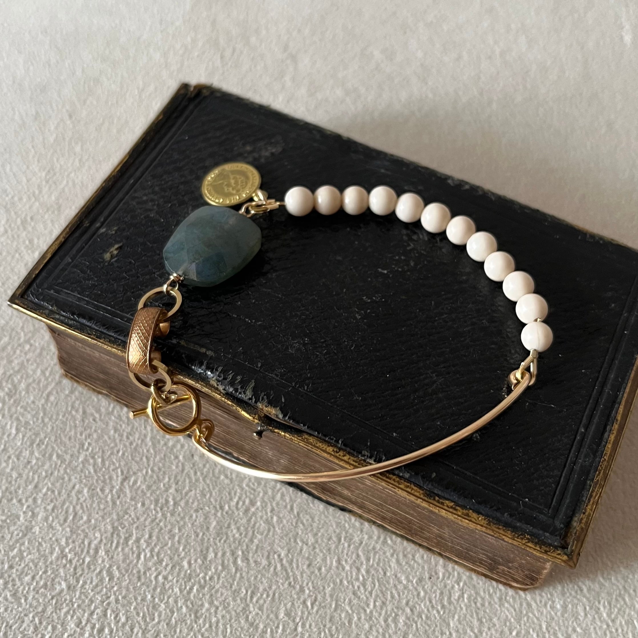 ラブラドライトのバングルブレスレット