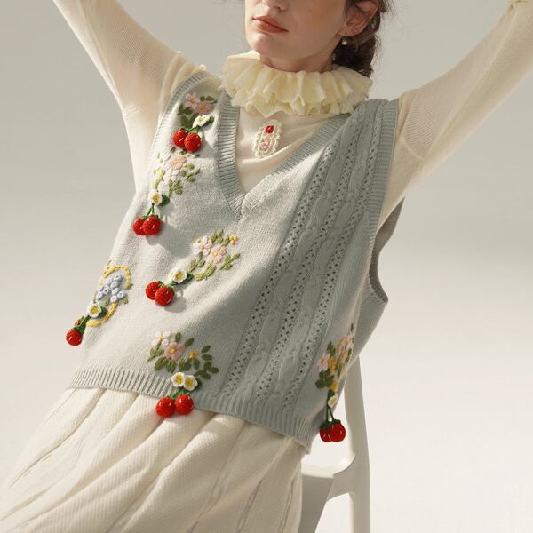 2color】苺と花咲く夢の編み物ベスト 《Y0380》 | toffee story