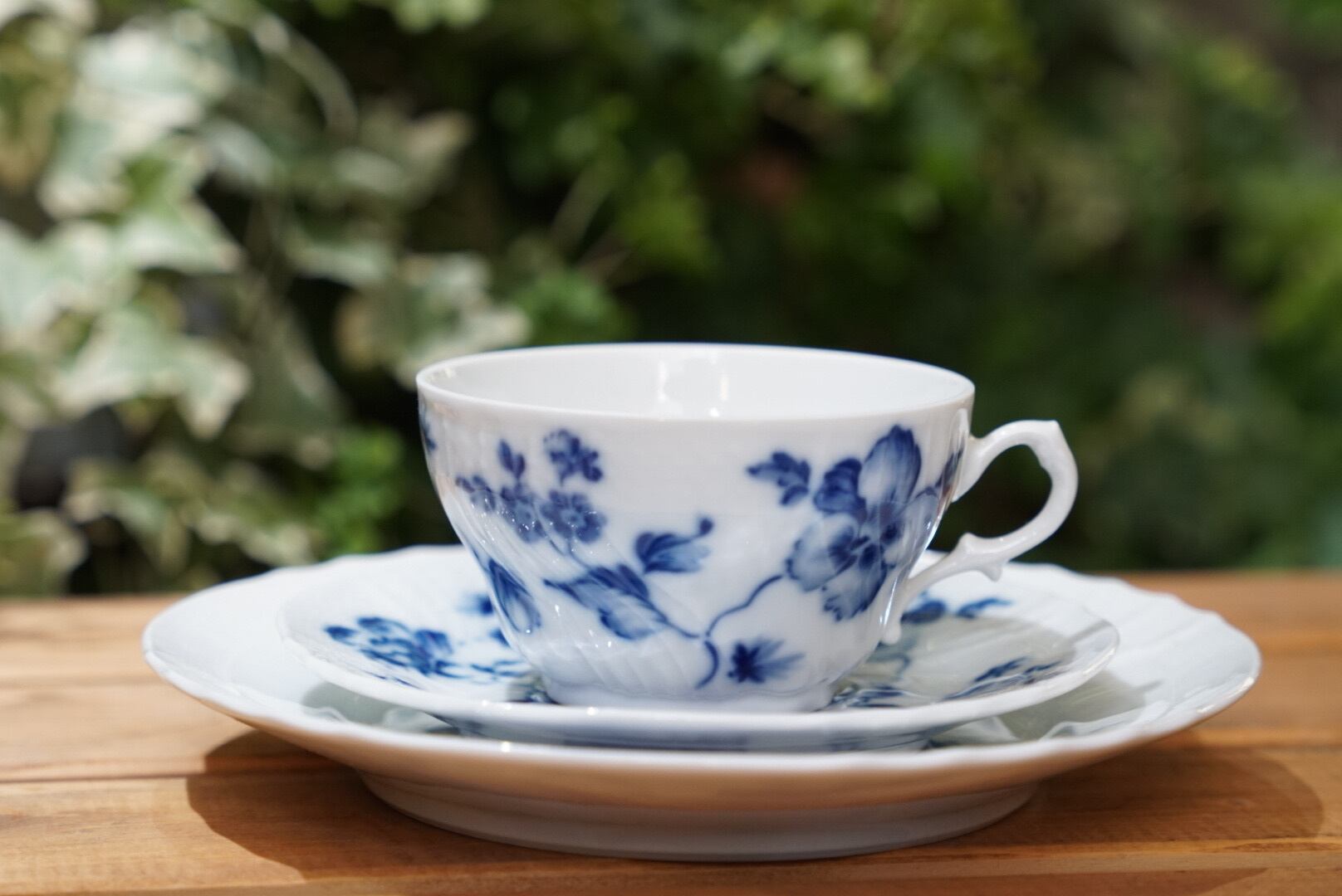 Richard Ginori(リチャード・ジノリ) 〈ローズブルー〉 カップ&ソーサーとケーキ皿のセット