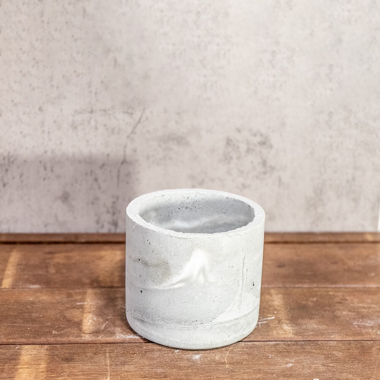 ■白の模様がやわらかく馴染むモルタル鉢｜小〜中型植物に最適【Φ11.5cm】