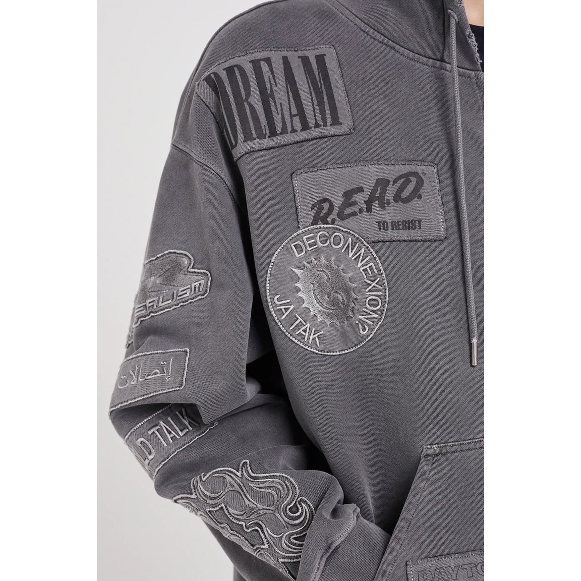 ETUDES EXTRA HOOD ZIPPED PATCH BLACK BLACK | AYIN