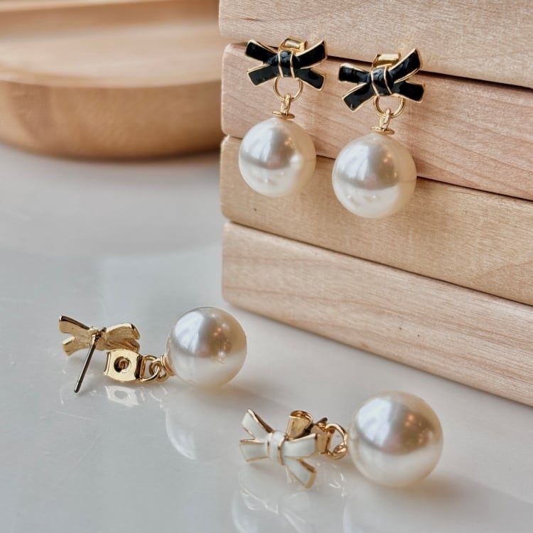 ネット販促品 ELLE SHOP限定 リボン型パール付きピアス 【公式通販】
